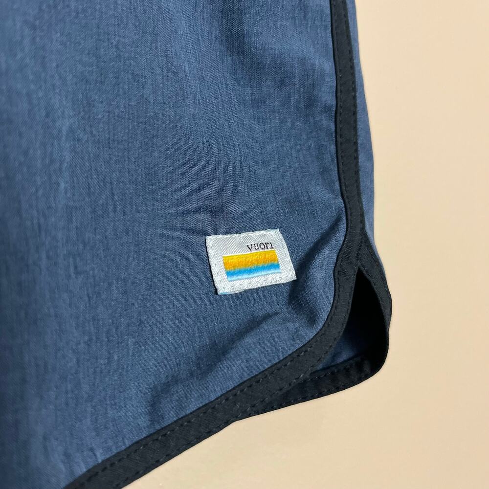 Vuori Mens Banks Short Unlined 7" in Azure Linen Texture - Picture 10 of 12